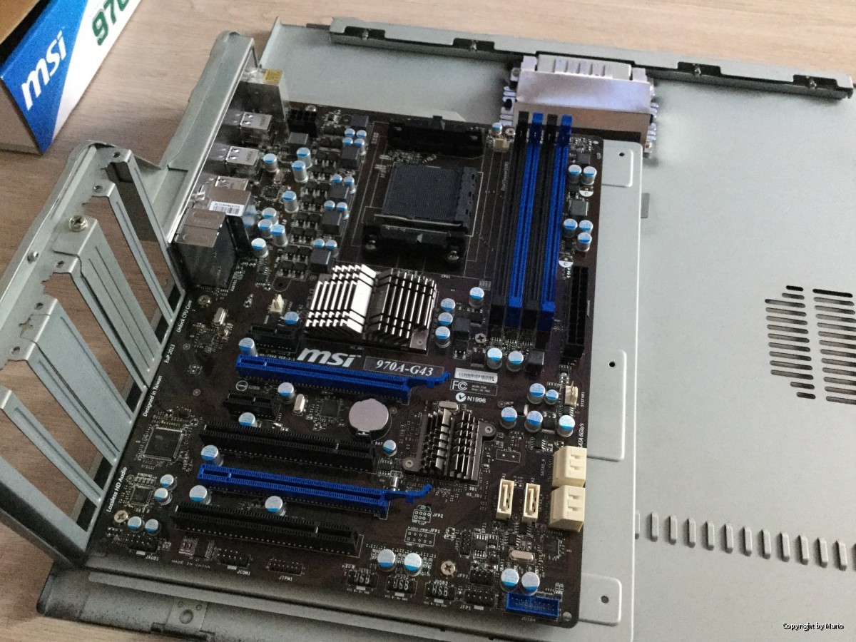 Mainboard fest verschraubt