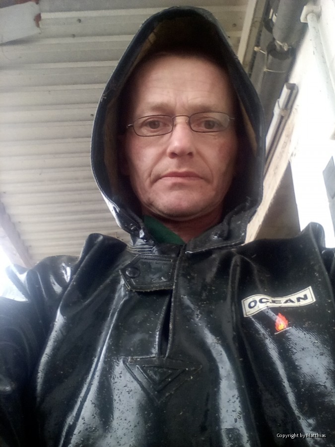 Beim Schweinestall waschen