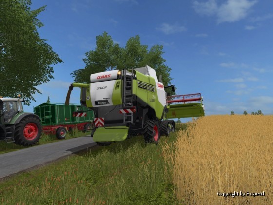 Der neue Lexion 750 TT befördert die erste Gerste in den Hänger :-)