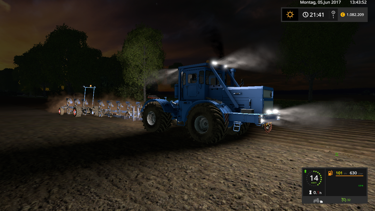 In der Nacht pflügen mit dem Kirovets K700A :)